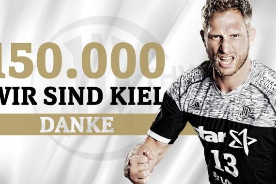 Ein männlicher Sportler in einem schwarz-weißen Trikot mit der Nummer 13 ballt die Faust und schreit neben der fettgedruckten Aufschrift 150.000 WIR SIND KIEL DANKE auf weißem Hintergrund mit goldenen Akzenten.