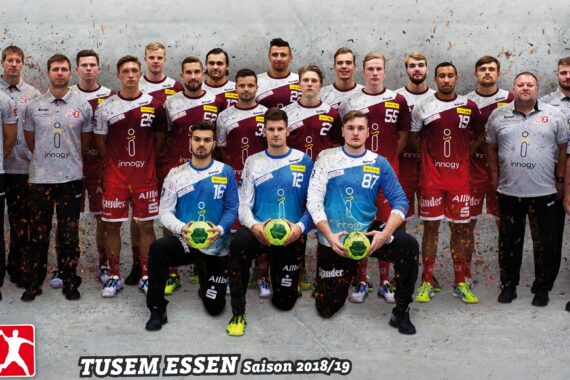 Eine Handballmannschaft posiert in roten Trikots mit Trainern in grauen Hemden. Zwei Spieler in blauen Torwarttrikots knien davor und halten Bälle. Der Text am unteren Rand lautet TUSEM ESSEN Saison 2018/19.