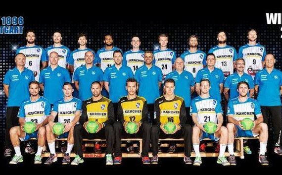 Gruppenfoto der Handballer des TVB 1898 Stuttgart für die Saison 2015/16, mit Spielern in blau-weißen Trikots, die grüne Handbälle halten, stehend und sitzend in Reihen auf schwarzem Hintergrund.