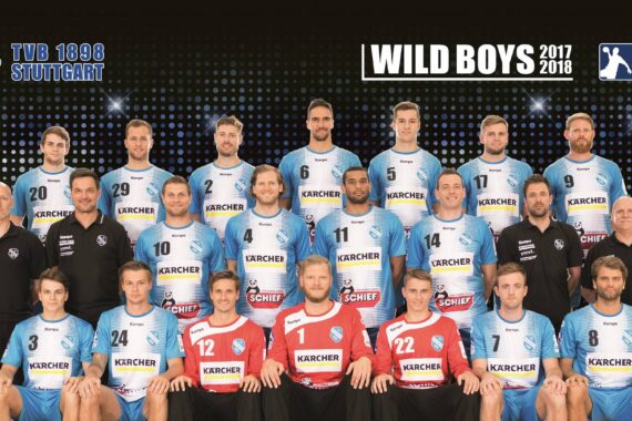 Mannschaftsfoto des Handballvereins TVB 1898 Stuttgart 2017-2018 Wild Boys, mit Spielern und Trainern in blauen und roten Trikots, stehend und sitzend in Reihen vor einem gepunkteten schwarzen Hintergrund.