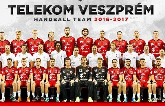 Gruppenfoto der Telekom Veszprém-Handballmannschaft 2016-2017. Die Spieler tragen rot-weiße Trikots und sitzen oder stehen in Reihen, Trainer und Betreuer in schwarzen Trainingsanzügen stehen in der ersten Reihe.