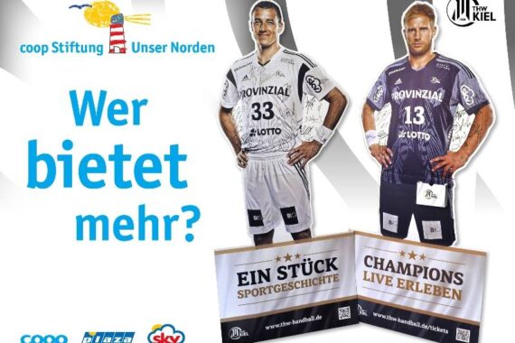 Zwei lebensgroße Pappfiguren von männlichen Handballspielern stehen nebeneinander, einer in einem weißen und einer in einem schwarzen Trikot, und werben für eine Wohltätigkeitsauktion mit dem deutschen Text "Wer bietet mehr?" und Sponsorenlogos.