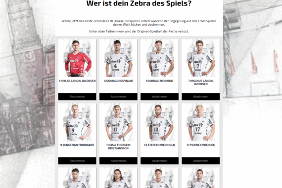 Eine Webseite, die neun männliche Handballspieler des THW Kiel in Mannschaftstrikots zeigt, jeder mit einem Foto, Namen und einer Nummer, und die Nutzer auffordert, für den besten Spieler des Spiels zu stimmen. Der Hintergrund zeigt eine verblasste Sportszene.