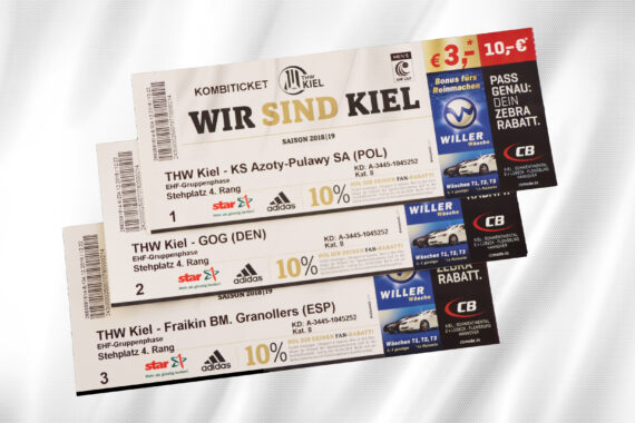 Drei Handballspielkarten des THW Kiel sind überlappend angeordnet und zeigen jeweils Details zu Spielen gegen verschiedene Mannschaften, mit Logos, Sitzplatzinformationen, Barcodes und Werbeanzeigen auf weißem Hintergrund.