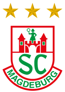 Das Logo des SC Magdeburg zeigt ein rotes Schloss mit einer grünen Figur, flankiert von zwei Türmen, darüber die grünen Buchstaben SC und das Wort Magdeburg auf einem weißen Schild. Über dem Wappen befinden sich drei goldene Sterne - ein Muss für Inhaber von Handball-Auswärtskarten des THW Kiel.