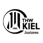Schwarz-weißes Logo für den THW Kiel Junioren Nachwuchs mit stilisierten vertikalen Linien, der Zahl 1904 und dem Schriftzug THW Kiel Junioren auf der rechten Seite - perfekt für die Darstellung des Handballnachwuchses.