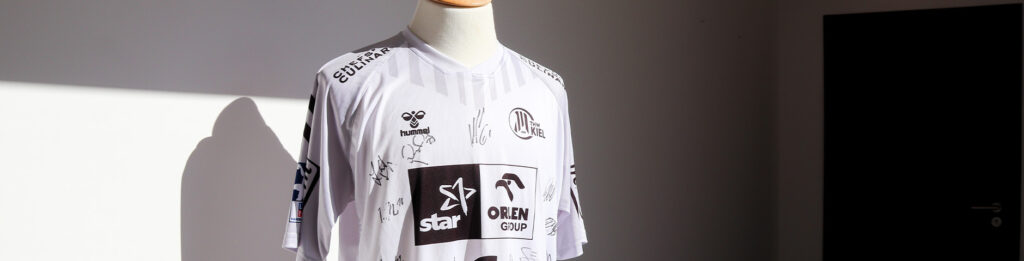 2223_Unterschriften_Trikot_Titel