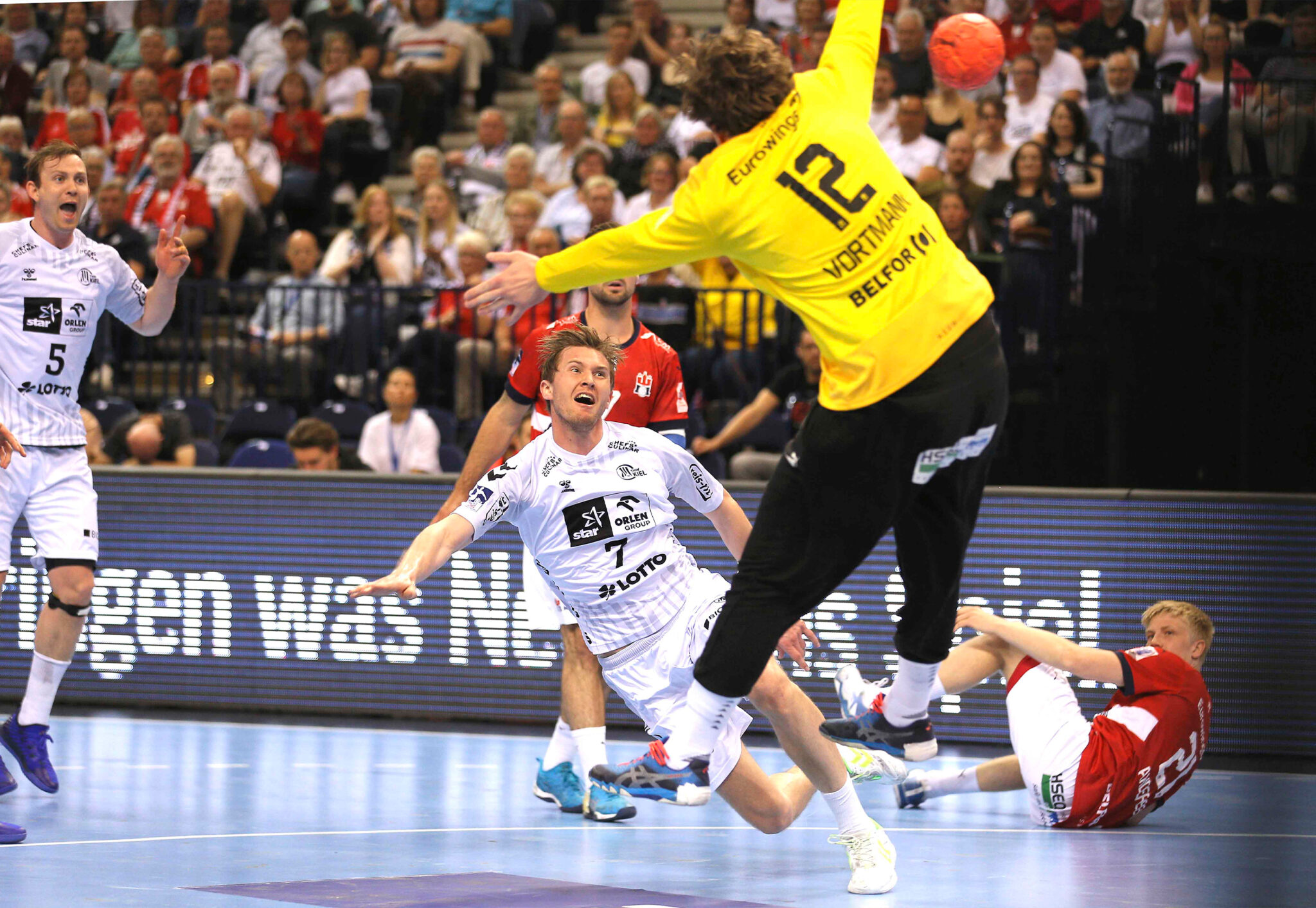 THW Kiel holt nach einem Riesen-Fight zwei wichtige Punkte in Hamburg ...