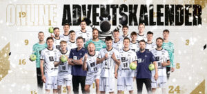 Die Handballer des TWH Kiel posieren vor einer festlichen "Online-Adventskalender"-Kulisse für das Adventskalender-Gewinnspiel 2024. Sie halten grüne Handbälle in der Hand, auf denen ein Cartoon-Schaf abgebildet ist und hinter denen die Dezembertage markiert sind.