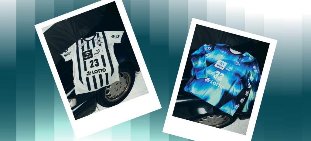 250808_Titel_Trikot_BL Zwei Fußballtrikots sind auf einem Auto ausgestellt; das linke ist weiß mit schwarzen Streifen und der Nummer 23, das rechte blau mit einem abstrakten Muster und der Nummer 33. Beide Trikots sind mit Sponsorenlogos versehen.