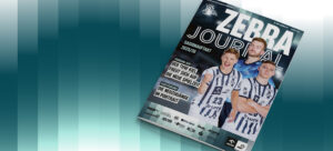 Das Titelbild eines Sportmagazins mit dem Titel ZEBRA JOURNAL zeigt drei lächelnde Sportler in blau-weiß gestreiften Trikots mit deutschen Schlagzeilen über die Saison 2023/24. Der Hintergrund ist eine Mischung aus blaugrünen und weißen Blöcken.