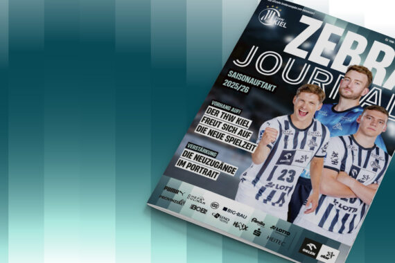 Das Titelbild eines Sportmagazins mit dem Titel ZEBRA JOURNAL zeigt drei lächelnde Sportler in blau-weiß gestreiften Trikots mit deutschen Schlagzeilen über die Saison 2023/24. Der Hintergrund ist eine Mischung aus blaugrünen und weißen Blöcken.
