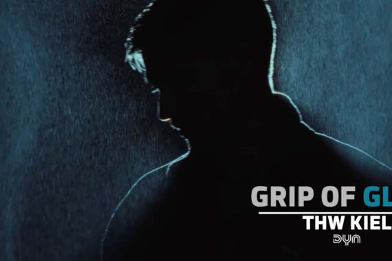 Eine Person steht als Silhouette vor einem dunklen, nebligen Hintergrund. Der Text lautet GRIP OF GLORY in Fettdruck, THW KIEL und ein kleines DYN-Logo.
