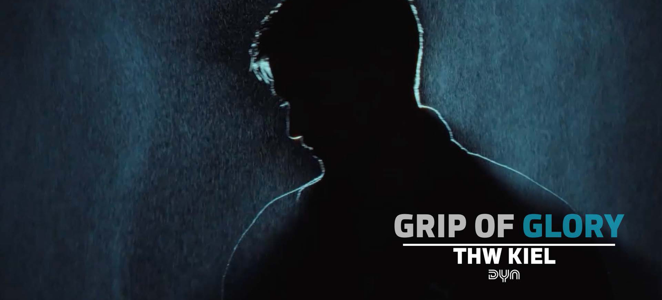 Eine Person steht als Silhouette vor einem dunklen, nebligen Hintergrund. Der Text lautet GRIP OF GLORY in Fettdruck, THW KIEL und ein kleines DYN-Logo.
