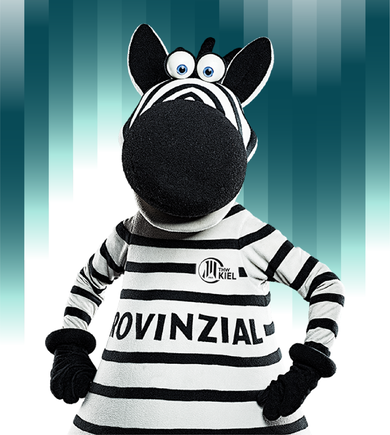 Eine Person in einem Zebrakostüm mit schwarz-weißen Streifen, blauen Augen und dem Schriftzug PROVINZIAL sowie dem THW Kiel-Logo auf der Vorderseite steht mit den Händen in den Hüften vor einem blauen Hintergrund mit Farbverlauf.