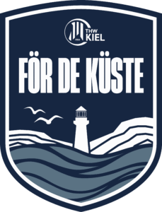 Ein blau-weißes schildförmiges Logo mit THW Kiel oben, FÖR DE KÜSTE in großer Schrift und einer Illustration eines Leuchtturms, Wellen, Klippen und zwei fliegenden Vögeln.