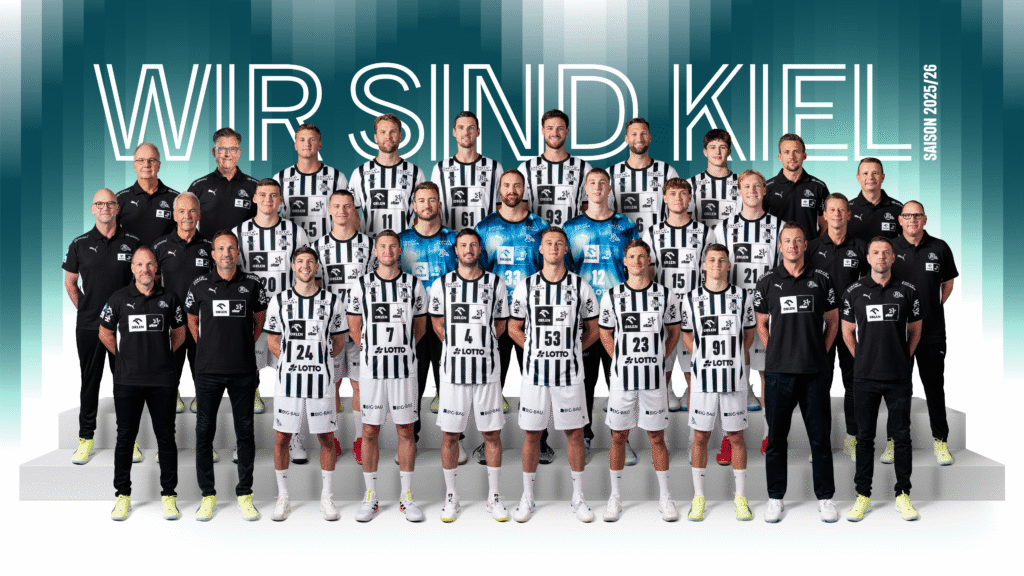 Ein Gruppenfoto der THW Kiel Mannschaft für die Kader Saison 2024/25. Die Spieler in weiß-schwarz gestreiften Trikots stehen in einer Reihe mit dem Trainerstab vor einem türkis-weißen Hintergrund mit der Aufschrift WIR SIND KIEL.