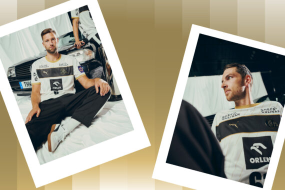 Zwei Polaroid-Fotos eines Mannes in einem Rennanzug stehen vor einem Hintergrund mit goldenem Farbverlauf. Auf dem einen sitzt er auf dem Boden neben einem Auto, auf dem anderen steht er und schaut zur Seite.