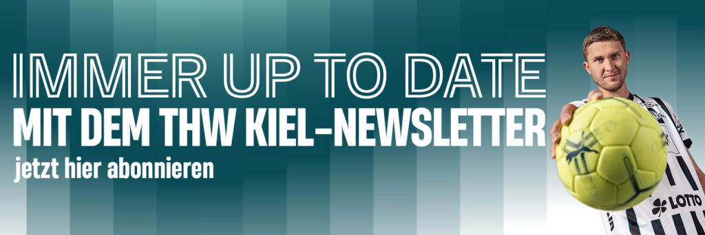 Ein Handballspieler in einem weiß-schwarzen Trikot hält einen neongrünen Ball und steht neben einem Text in deutscher Sprache, der lautet: IMMER UP TO DATE MIT DEM THW KIEL-NEWSLETTER jetzt hier abonnieren.