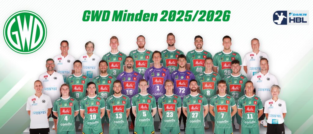 Mannschaftsfoto des Handballvereins GWD Minden für die Saison 2025/2026; Spieler und Betreuer posieren in grünen Trikots, darüber sind das GWD-Logo und das Daikin HBL-Logo zu sehen.