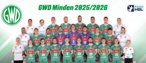 Mannschaftsfoto des Handballvereins GWD Minden für die Saison 2025/2026; Spieler und Betreuer posieren in grünen Trikots, darüber sind das GWD-Logo und das Daikin HBL-Logo zu sehen.