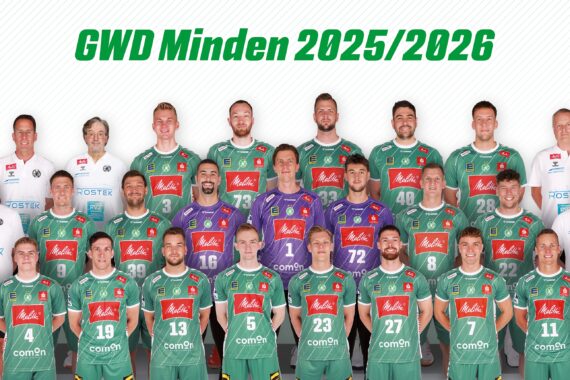 Mannschaftsfoto des Handballvereins GWD Minden für die Saison 2025/2026; Spieler und Betreuer posieren in grünen Trikots, darüber sind das GWD-Logo und das Daikin HBL-Logo zu sehen.