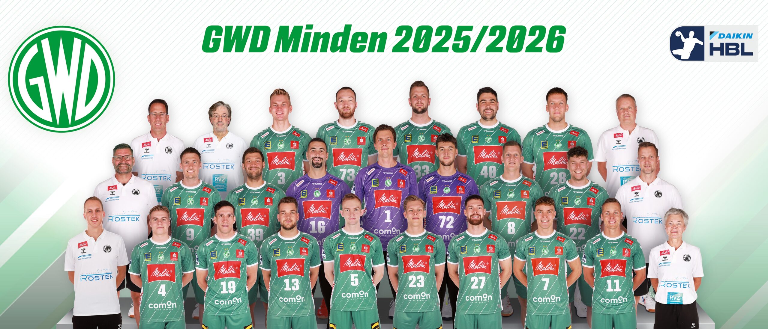 Mannschaftsfoto des Handballvereins GWD Minden für die Saison 2025/2026; Spieler und Betreuer posieren in grünen Trikots, darüber sind das GWD-Logo und das Daikin HBL-Logo zu sehen.