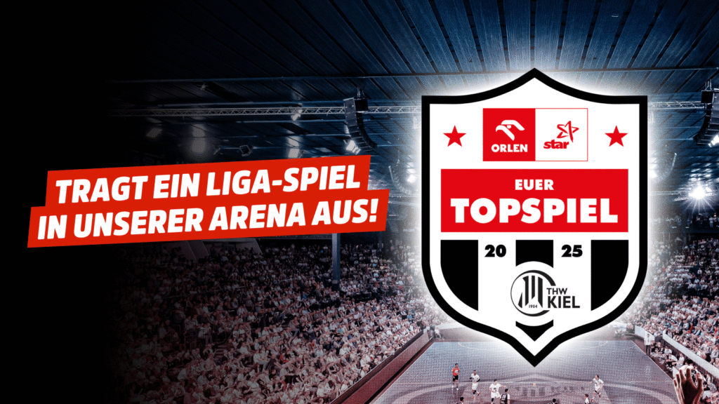 Schildförmiges Logo mit Euer Topspiel 2025 und THW Kiel-Emblem. Der fettgedruckte Schriftzug Tragt ein Liga-Spiel in unserer Arena aus! steht in einer vollbesetzten, hell erleuchteten Sporthalle.