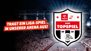 Schildförmiges Logo mit Euer Topspiel 2025 und THW Kiel-Emblem. Der fettgedruckte Schriftzug Tragt ein Liga-Spiel in unserer Arena aus! steht in einer vollbesetzten, hell erleuchteten Sporthalle.