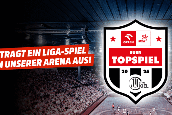 Schildförmiges Logo mit Euer Topspiel 2025 und THW Kiel-Emblem. Der fettgedruckte Schriftzug Tragt ein Liga-Spiel in unserer Arena aus! steht in einer vollbesetzten, hell erleuchteten Sporthalle.