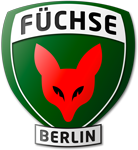 Ein grün-weißes Logo in Form eines Schildes mit dem Wort Füchse oben, einem roten Fuchskopf in der Mitte und Berlin unten - perfekt für Fans, die ihre Mannschaft mit THW Kiel handball auswärts Tickets unterstützen wollen.