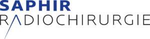 Logo mit der Aufschrift SAPHIR RADIOCHIRURGIE. SAPHIR ist in fetten blauen Buchstaben geschrieben, während RADIOCHIRURGIE in Schwarz gehalten ist, wobei das A als blaue diagonale Linie stilisiert ist. Der Hintergrund ist weiß.