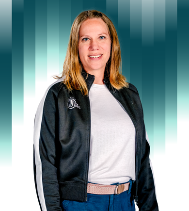 THWKiel-Lena_Kiel Eine Frau mit glattem, schulterlangem blondem Haar lächelt in die Kamera. Sie trägt ein weißes Hemd, eine blaue Hose und eine schwarze Jacke mit einem weißen Streifen und einem kreisförmigen "Kiel"-Logo vor einem Hintergrund mit blaugrünem Farbverlauf.
