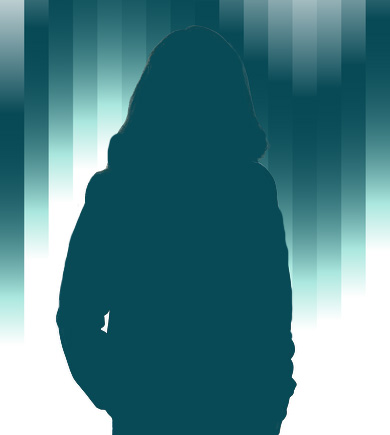 Silhouette einer Person mit schulterlangem Haar, die vor einem Hintergrund mit vertikalen, blau-weiß gestreiften Farbverläufen steht. Die Hände sind in den Taschen der Figur.