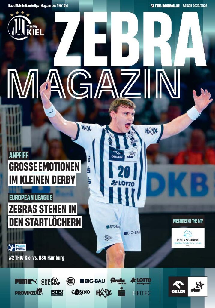 Ein Handballer im weiß-blau gestreiften Trikot feiert mit erhobenen Armen auf dem Cover des Zebra Magazins, dem offiziellen Hallenheft des THW Kiel, mit Schlagzeilen in deutscher Sprache und verschiedenen Sponsorenlogos am unteren Rand.