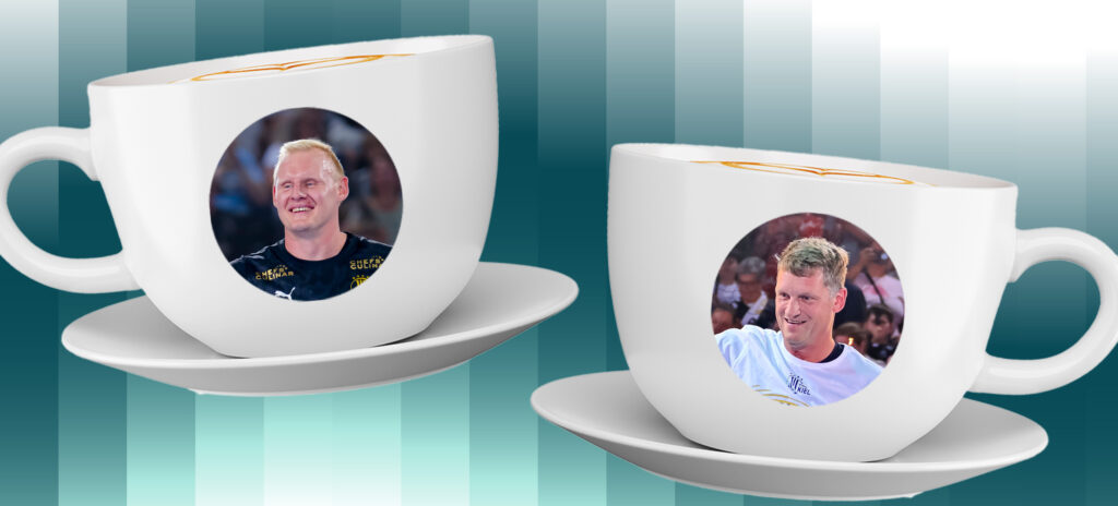 Zwei weiße Teetassen mit Untertassen, auf denen jeweils ein Foto von Patrick Wiencek abgebildet ist, stehen auf einem blau-weißen Hintergrund mit Farbverlauf - eine einzigartige Kaffeeklatsch-Aktion für die Fans des THW Kiel in der Handball-Bundesliga vor der Saison 2025/2026.
