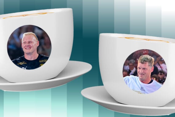 Zwei weiße Teetassen mit Untertassen, auf denen jeweils ein Foto von Patrick Wiencek abgebildet ist, stehen auf einem blau-weißen Hintergrund mit Farbverlauf - eine einzigartige Kaffeeklatsch-Aktion für die Fans des THW Kiel in der Handball-Bundesliga vor der Saison 2025/2026.