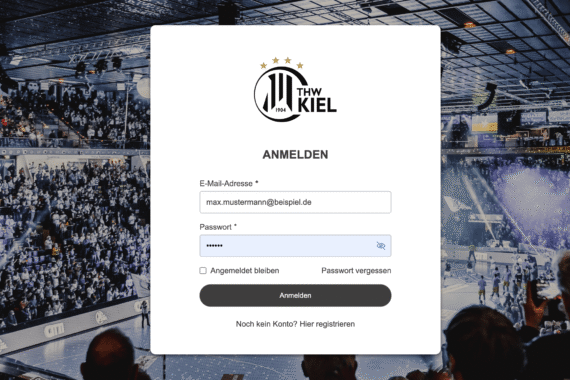 Login-Seite für den THW Kiel vor dem unscharfen Hintergrund einer mit Zuschauern gefüllten Handballhalle. Das Formular fragt nach E-Mail-Adresse und Passwort, mit den Optionen, eingeloggt zu bleiben oder das Passwort wiederherzustellen.