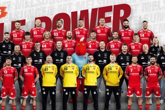 Eine Profi-Handballmannschaft posiert für ein Gruppenfoto in drei Reihen mit rot-schwarzen Trikots, über denen "FULL POWER" und "SAISON 2025/26" steht. In der rechten oberen Ecke ist das Logo der MT Melsungen zu sehen.