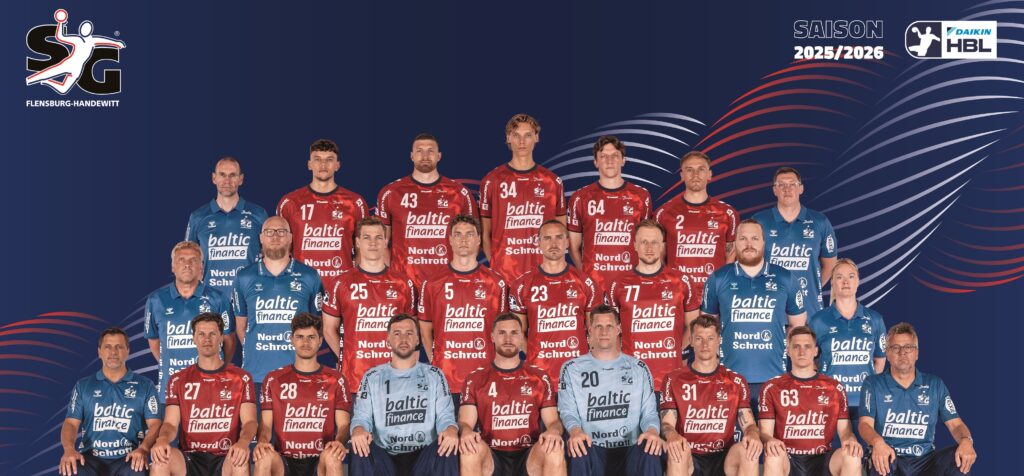 25_vor_SG_Teambild Eine Herren-Handballmannschaft posiert für ein offizielles Gruppenfoto in roten und blauen Trikots vor einem dunklen Hintergrund mit wirbelnden Linien. Der Text lautet