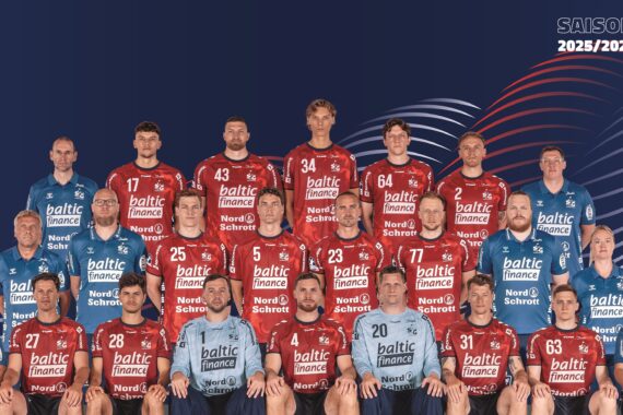 Eine Herren-Handballmannschaft posiert für ein offizielles Gruppenfoto in roten und blauen Trikots vor einem dunklen Hintergrund mit wirbelnden Linien. Der Text lautet "Saison 2025/2026", und es sind mehrere Sponsorenlogos zu sehen.