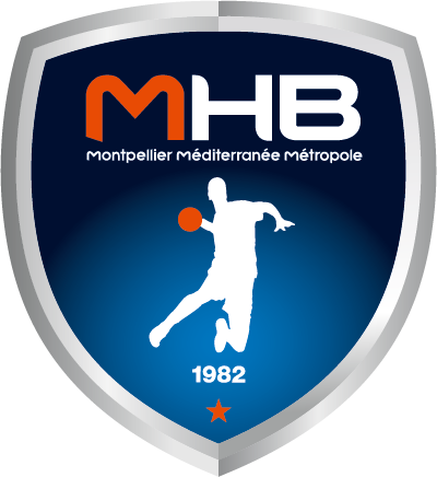 Ein blaues und silbernes Logo in Form eines Schildes, auf dem in großen Buchstaben MHB steht, darunter Montpellier Méditerranée Métropole, die Silhouette eines Handballspielers, 1982, und unten ein orangefarbener Stern.