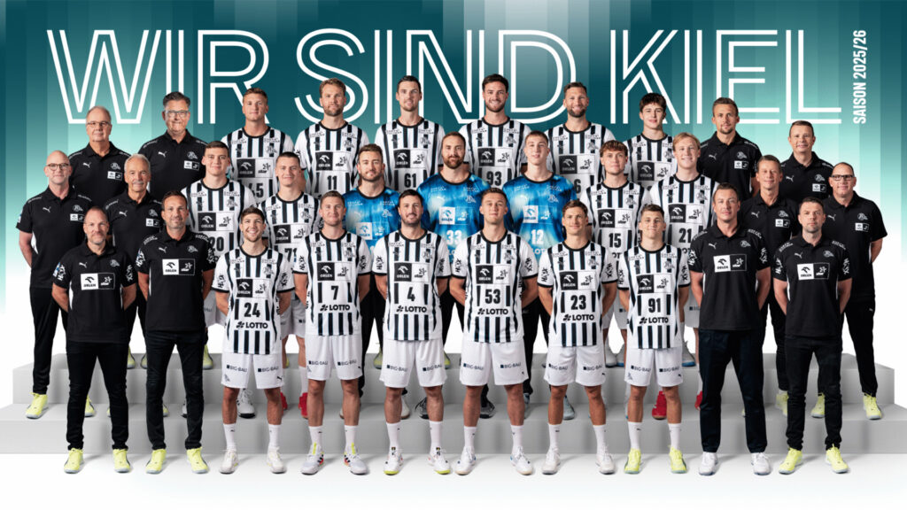 Eine Handballmannschaft in schwarz-weiß gestreiften Trikots posiert mit Trainern und Betreuern vor einem blauen Hintergrund mit Farbverlauf, auf dem WIR SIND KIEL und SAISON 2025/26 zu lesen sind.