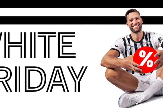 Ein Mann in einem schwarz-weißen Sportdress sitzt lächelnd da und hält einen roten Ball mit einem weißen Prozentzeichen. Neben ihm steht in großer Schrift WHITE FRIDAY auf weißem Hintergrund mit schwarzen Streifen.