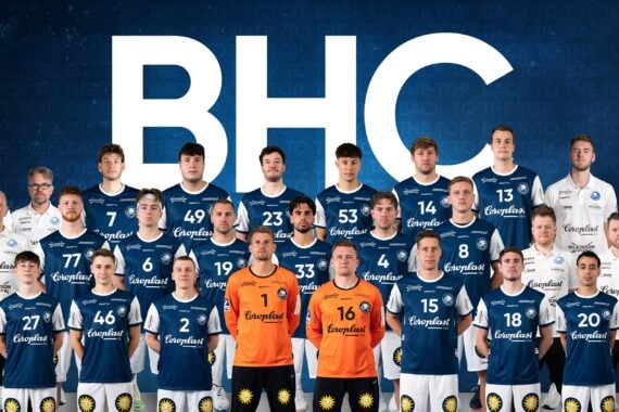 Eine Handballmannschaft posiert für ein Gruppenfoto in blau-weißen Trikots und steht in einer Reihe mit Trainern und Betreuern. Rechts steht eine Person in einem Löwenmaskottchenkostüm. Hinter ihnen steht in großen weißen Buchstaben BHC.