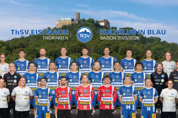 Ein Gruppenfoto der Handballer des ThSV Eisenach in blau-weiß-rot-schwarzen Trikots, die im Freien vor einer historischen Burg auf einem Hügel stehen, mit Grün im Hintergrund. Mannschafts- und Sponsorenlogos sind zu sehen.