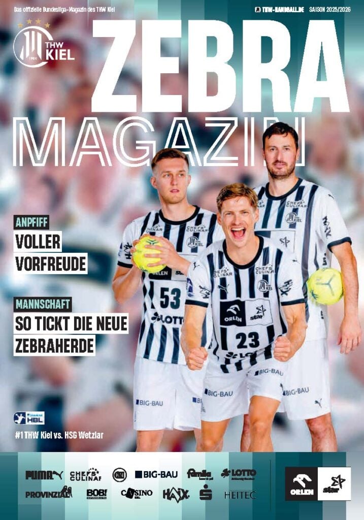 ePaper_ZEBRA_2526_BL01_Wetzlar_V4 Drei männliche Handballspieler in schwarz-weiß gestreiften Uniformen stehen lächelnd auf dem Cover des Zebra Magazins. Zwei halten gelbe Handbälle. Das THW Kiel Hallenheft ist am unteren Rand mit fetten Headlines und Sponsorenlogos versehen.