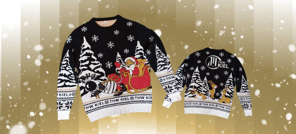 Ein festlicher schwarz-weißer Weihnachtspulli aus dem THW Kiel Fanshop mit dem Weihnachtsmann im Schlitten, der von einer Robbe gezogen wird, verschneiten Bäumen und dem Schriftzug THW KIEL. Die Rückseite zeigt einen Hirsch, das Logo und Schneeflocken - der perfekte Fanartikel für die Handball-Saison 2025/2026.