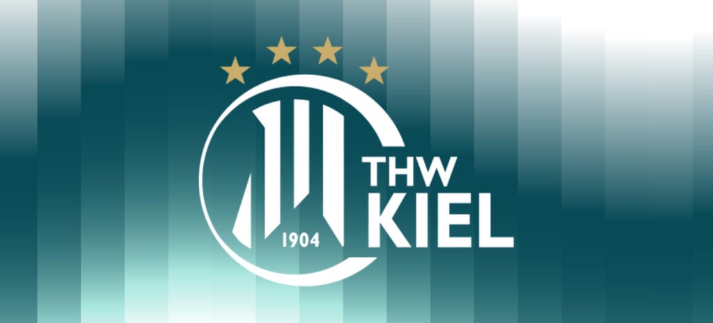 Das Logo der Handballmannschaft des THW Kiel zeigt vier goldene Sterne über einem stilisierten kreisförmigen Emblem mit 1904 und fetten weißen Linien, neben dem Text THW KIEL auf einem tealfarbenen Hintergrund mit Farbverlauf.