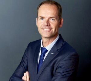 Ein Mann in Anzug und Krawatte.